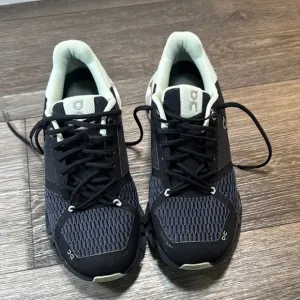 On Running Black and mint Athletic Shoes woman’s size 7.5  (b82)