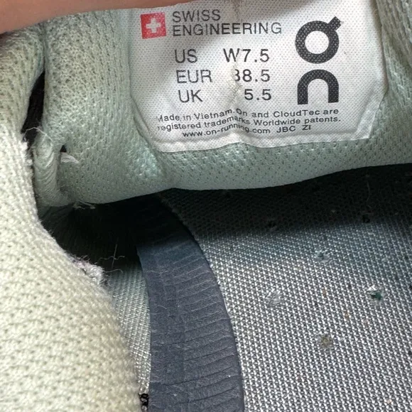 On Running Black and mint Athletic Shoes woman’s size 7.5  (b82)