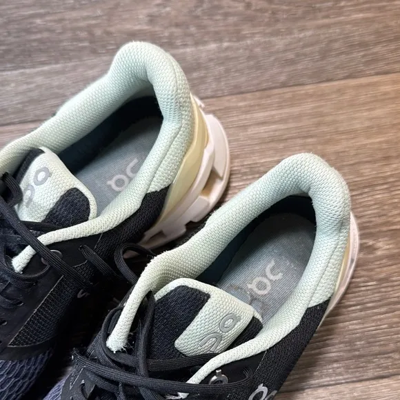 On Running Black and mint Athletic Shoes woman’s size 7.5  (b82)