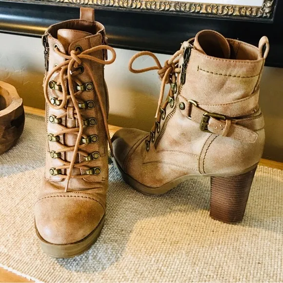 Rugged boots tan brown high heel lace up witchy boho style 9 winter