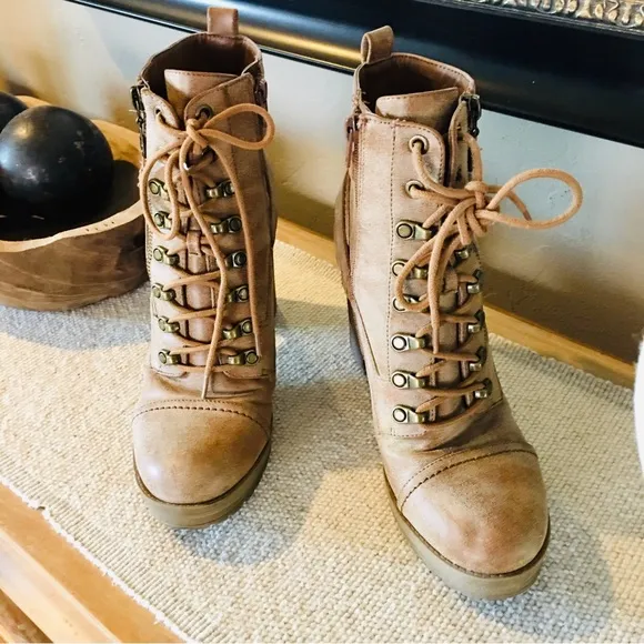 Rugged boots tan brown high heel lace up witchy boho style 9 winter