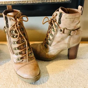 Rugged boots tan brown high heel lace up witchy boho style 9 winter