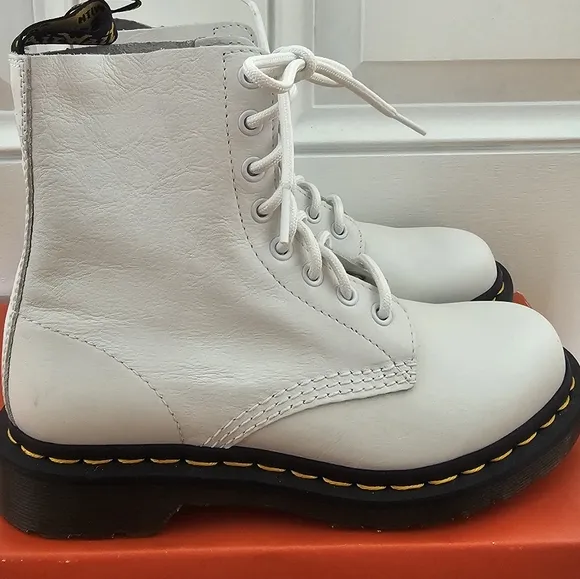 SALE $140.00 DR. MARTENS 1460 PASCAL VIRGINIA LEATHER BOOTS NEW