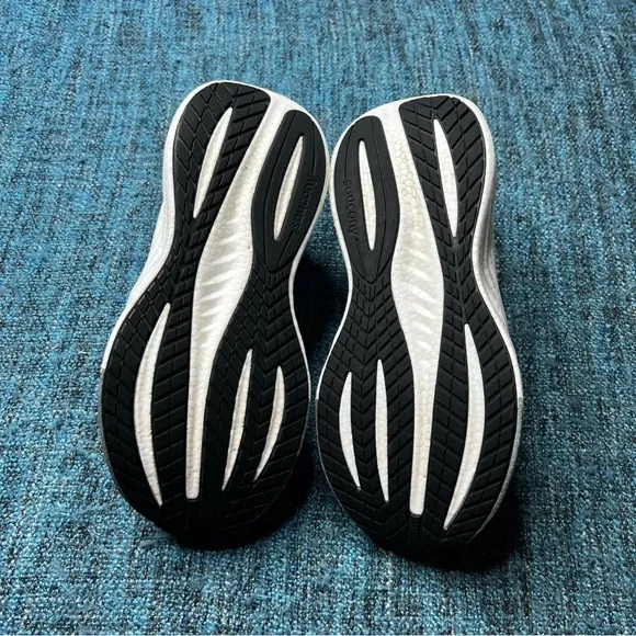 Saucony Triumph 22 Running Shoes in Black White