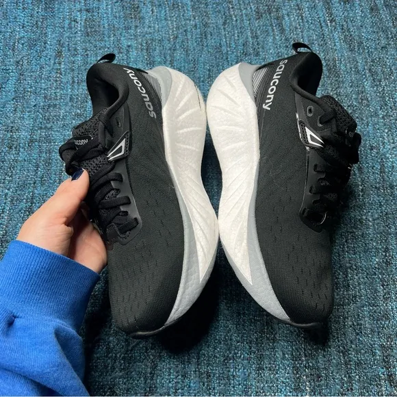 Saucony Triumph 22 Running Shoes in Black White