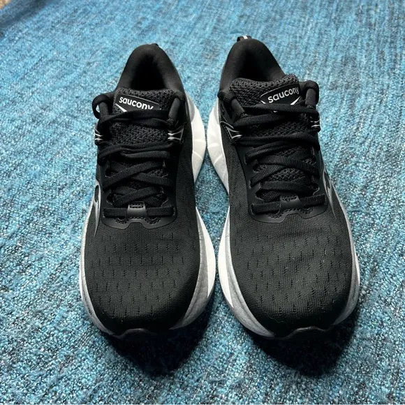 Saucony Triumph 22 Running Shoes in Black White