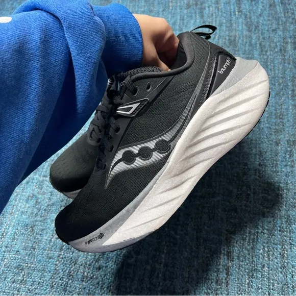 Saucony Triumph 22 Running Shoes in Black White