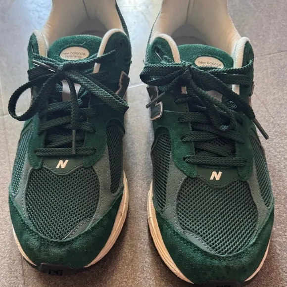 SELLING MENS NEW BALANCES 2002R!