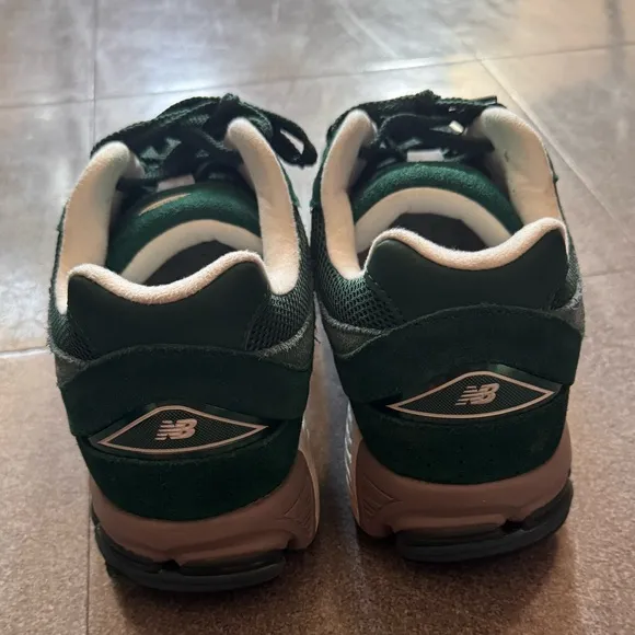 SELLING MENS NEW BALANCES 2002R!