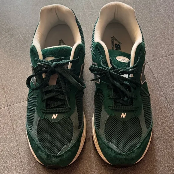 SELLING MENS NEW BALANCES 2002R!