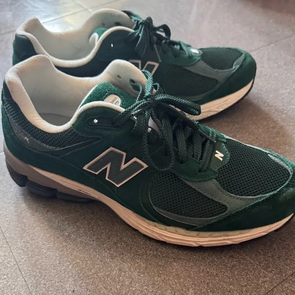 SELLING MENS NEW BALANCES 2002R!