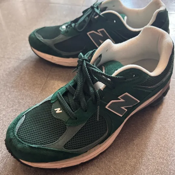 SELLING MENS NEW BALANCES 2002R!