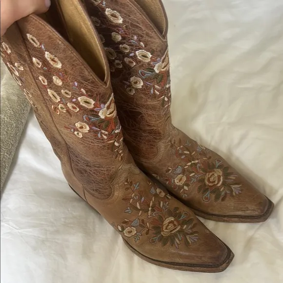 SHYANNE WOMEN'S MAISIE FLORAL EMBROIDERED WESTERN LEATHER BOOTS - SNIP TOE
