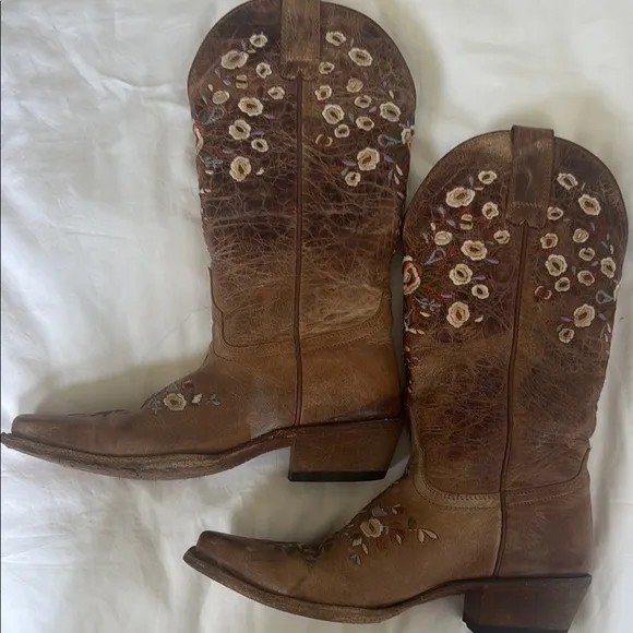 SHYANNE WOMEN'S MAISIE FLORAL EMBROIDERED WESTERN LEATHER BOOTS - SNIP TOE