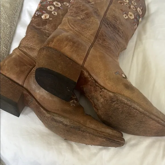 SHYANNE WOMEN'S MAISIE FLORAL EMBROIDERED WESTERN LEATHER BOOTS - SNIP TOE