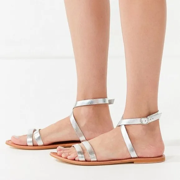 Silver Cleo Wrap Sandal shoes Size 8!.
