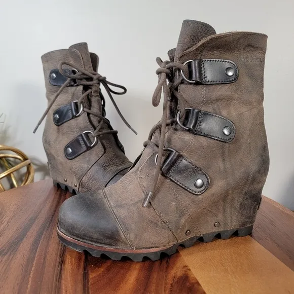 Sorel Joan of Arctic Brown Distressed Leather Hidden Wedge Boots Size 6 Lace up