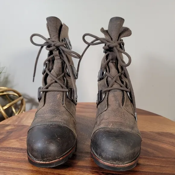 Sorel Joan of Arctic Brown Distressed Leather Hidden Wedge Boots Size 6 Lace up