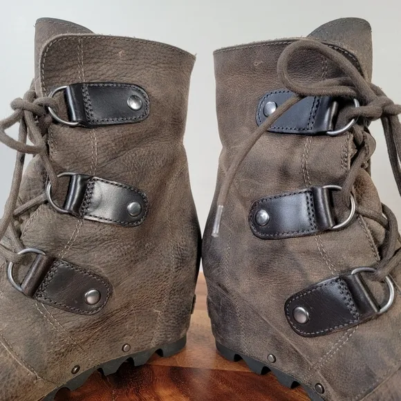 Sorel Joan of Arctic Brown Distressed Leather Hidden Wedge Boots Size 6 Lace up