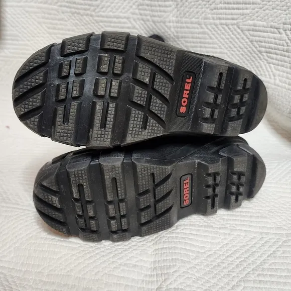 Sorel kids size 3 Flurry Snow Boots. Red/black.