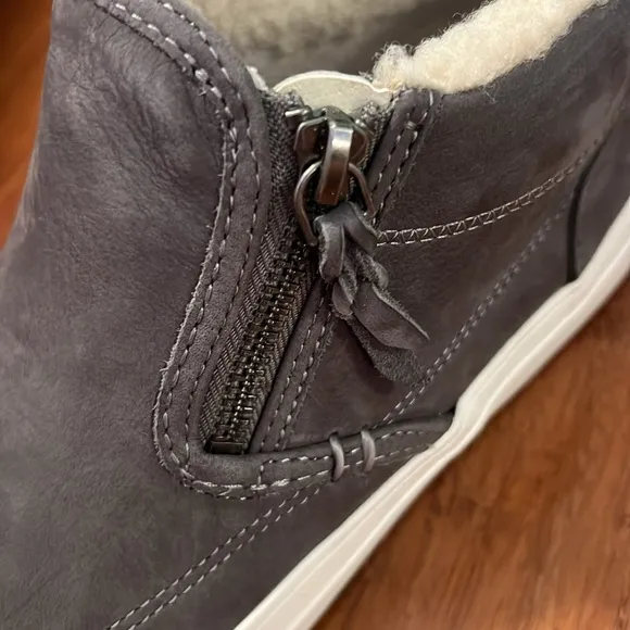 Sperry Crest Side Zip Cozy Sneaker, Women’s size 9.5, Grey Like new condition