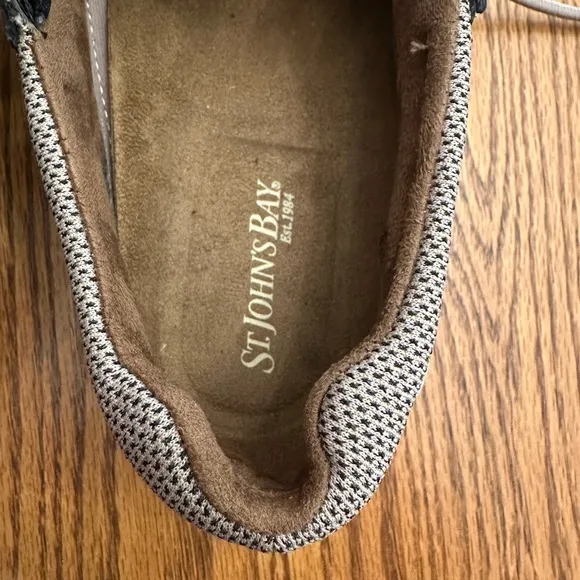St. John’s Bay Men's size 10M, Tan Shoes deck loafer lace up. New with no box.