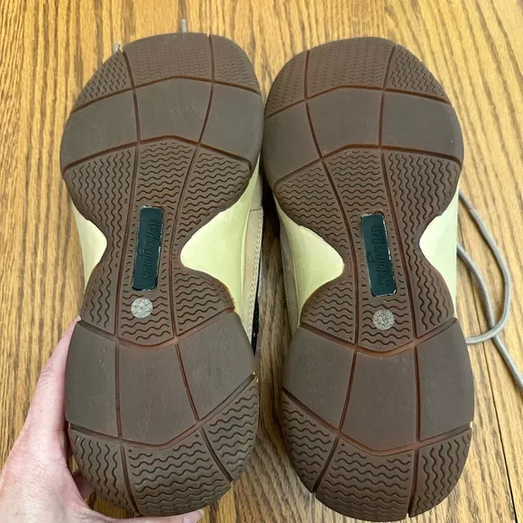 St. John’s Bay Men's size 10M, Tan Shoes deck loafer lace up. New with no box.
