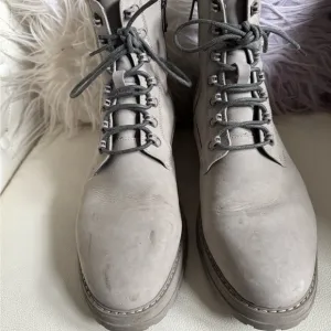 Steve Madden Gray Ankle Boots with Rugged Sole