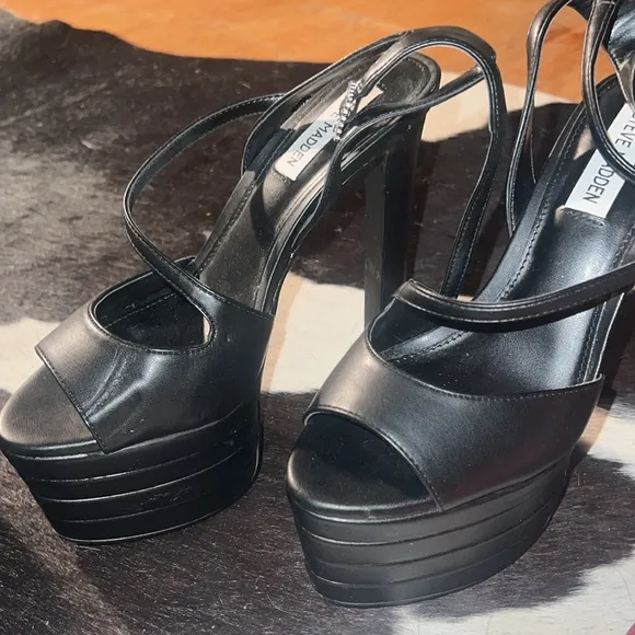 STEVE MADDEN Larssa Black Faux Leather Strap Platform Pump in Black, size 7.5