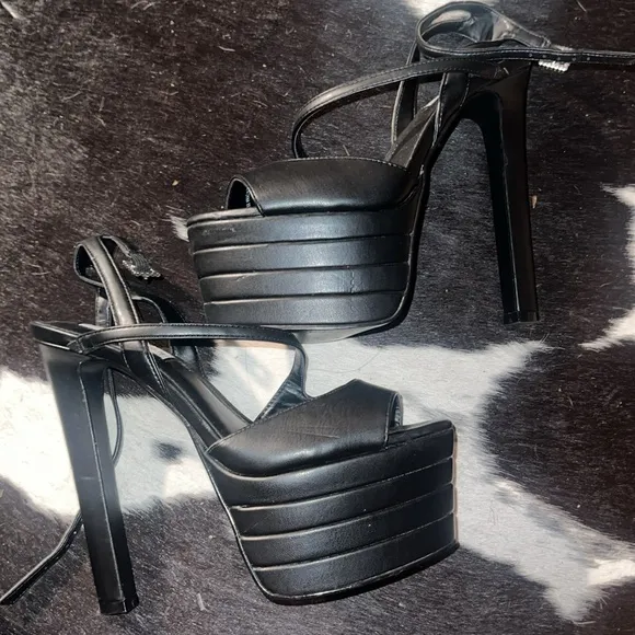 STEVE MADDEN Larssa Black Faux Leather Strap Platform Pump in Black, size 7.5