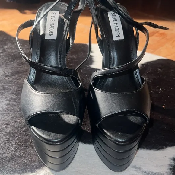STEVE MADDEN Larssa Black Faux Leather Strap Platform Pump in Black, size 7.5