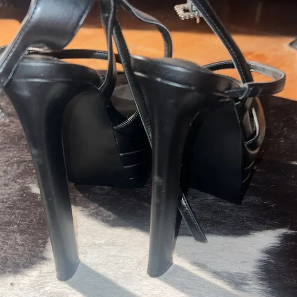STEVE MADDEN Larssa Black Faux Leather Strap Platform Pump in Black, size 7.5