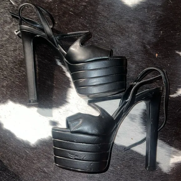 STEVE MADDEN Larssa Black Faux Leather Strap Platform Pump in Black, size 7.5