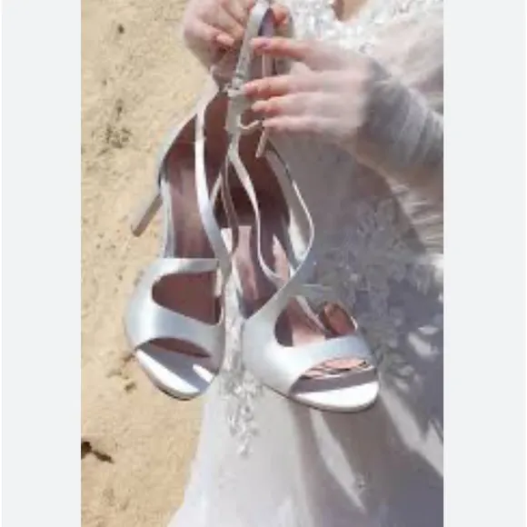 Stuart Weitzman Mariposa white Satin Sandal size 8 women Bride shoes