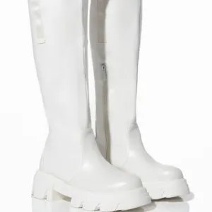 The Callie Lives Gone Girl Azalea Wanky Chunky Flat White Vegan Leather Boot 10