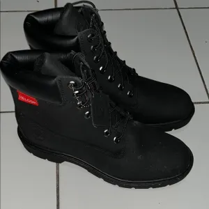 Timberland Black Boots Rugged High-Top Design
