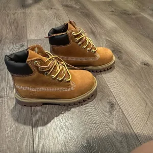 Timberland Tan and Black Boots with Nubuck Leather and Rugged Design