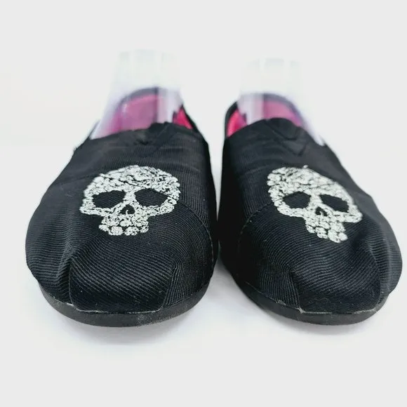 Toms Beaumont Exclusive Flat Shoes 12 Black Fabric Embroidered Silver Skull Rare
