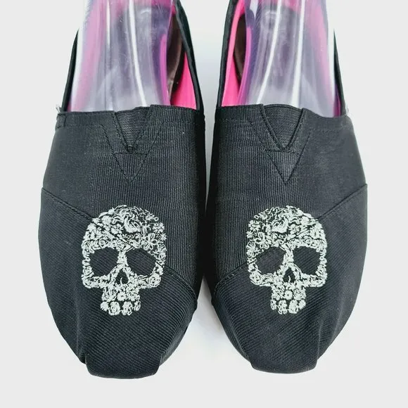 Toms Beaumont Exclusive Flat Shoes 12 Black Fabric Embroidered Silver Skull Rare