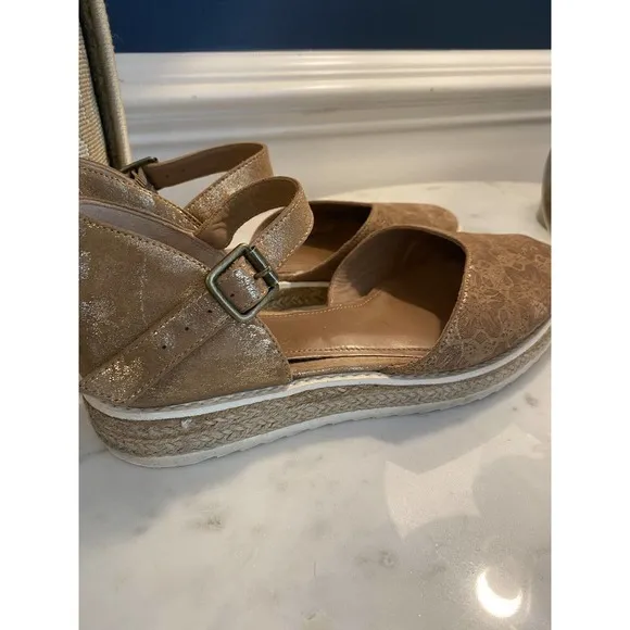TRASK “Cammie” gold metallic embossed leather shoes from Sundance Women’s Size 8