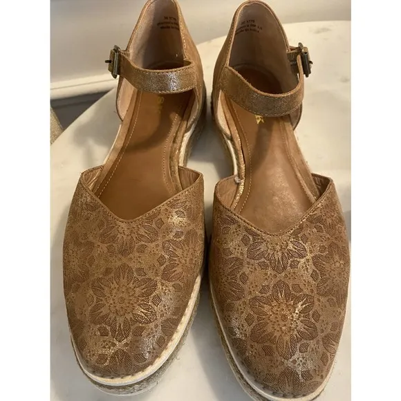 TRASK “Cammie” gold metallic embossed leather shoes from Sundance Women’s Size 8