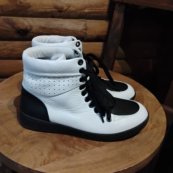 Travel Fox WOMEN'S 900 SERIES - TWO-TONE WHITE &amp; BLACK NAPPA  LEATHER Size 7