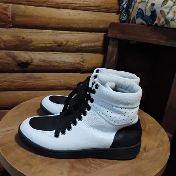 Travel Fox WOMEN'S 900 SERIES - TWO-TONE WHITE &amp; BLACK NAPPA  LEATHER Size 7