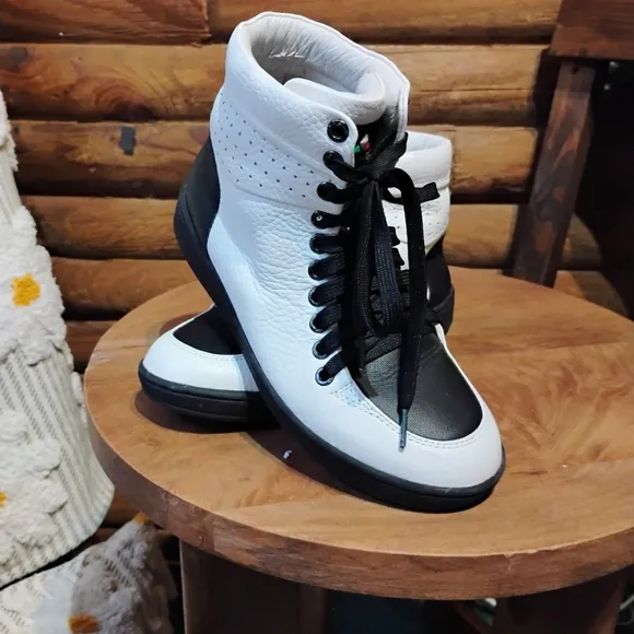 Travel Fox WOMEN'S 900 SERIES - TWO-TONE WHITE &amp; BLACK NAPPA  LEATHER Size 7