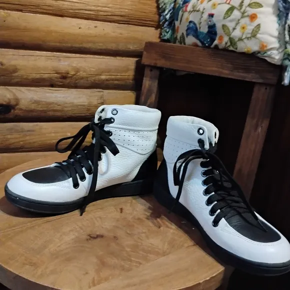 Travel Fox WOMEN'S 900 SERIES - TWO-TONE WHITE &amp; BLACK NAPPA  LEATHER Size 7