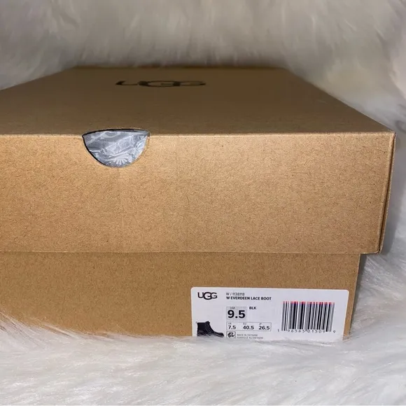 UGG Boots Everdeen lace New in box woman