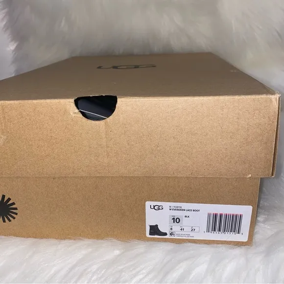 UGG Boots Everdeen lace New in box woman