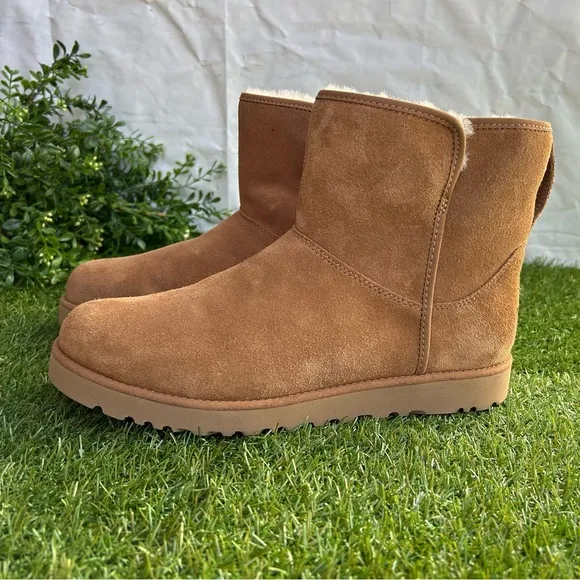 UGG Cory |I Genuine Shearling Lined Boots Sz9.5 in chestnut suedeBrand New