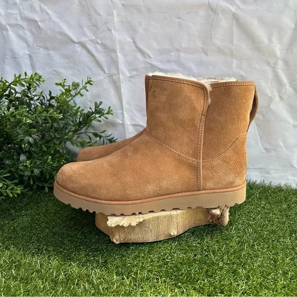 UGG Cory |I Genuine Shearling Lined Boots Sz9.5 in chestnut suedeBrand New