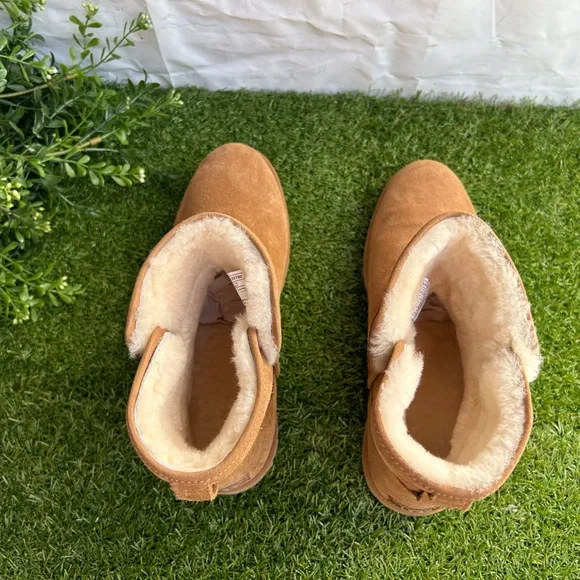 UGG Cory |I Genuine Shearling Lined Boots Sz9.5 in chestnut suedeBrand New
